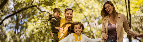 Familie im Wald