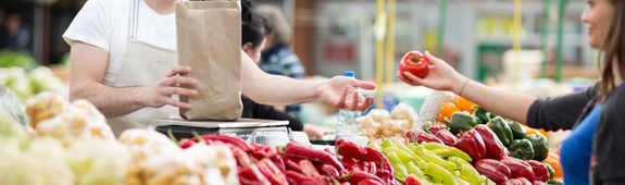 Ein Obst- und Gemüsehändler an seinem Stand