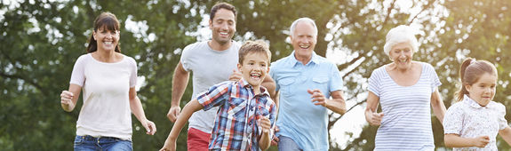 Familie läuft über eine Wiese